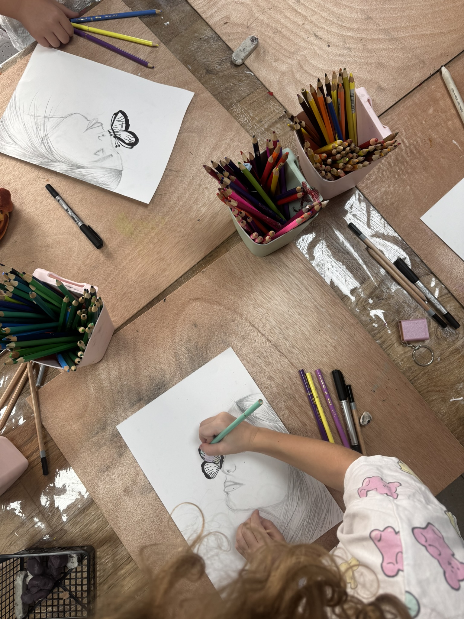 ילדה מציירת פורטרט בעיפרון בשיעור ציור — חוגי אמנות לילדים של ArtyParty